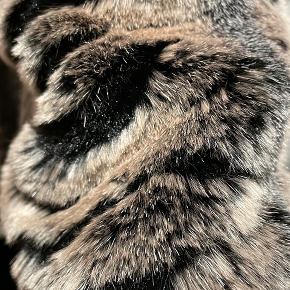 Faux fur Vintage jacket by Unique Int’l. NWOT. Size small. - Picture 3 of 10